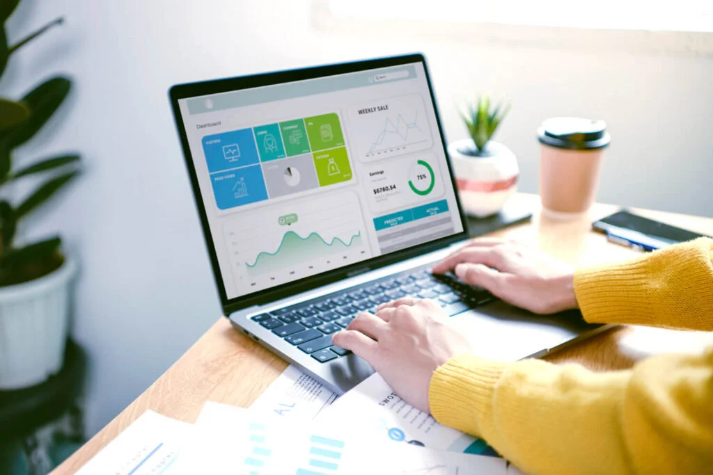 Qué es un CRM en marketing: la herramienta que mejor gestiona las interacciones con tus clientes 3 funcionalidades de un CRM en una empresa